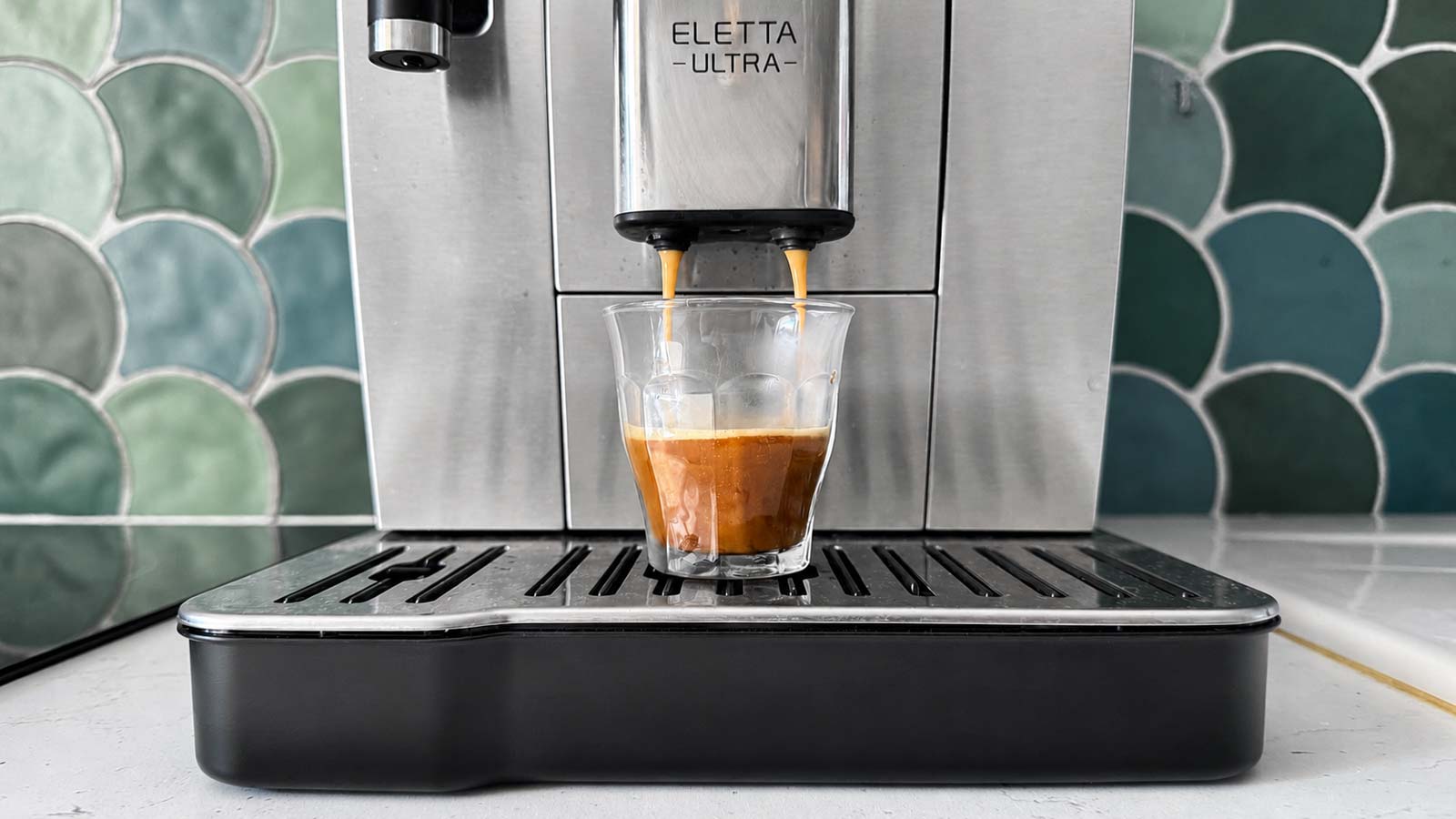 Vue rapprochée de l’expresso coulant dans un verre avec la DeLonghi Eletta Ultra