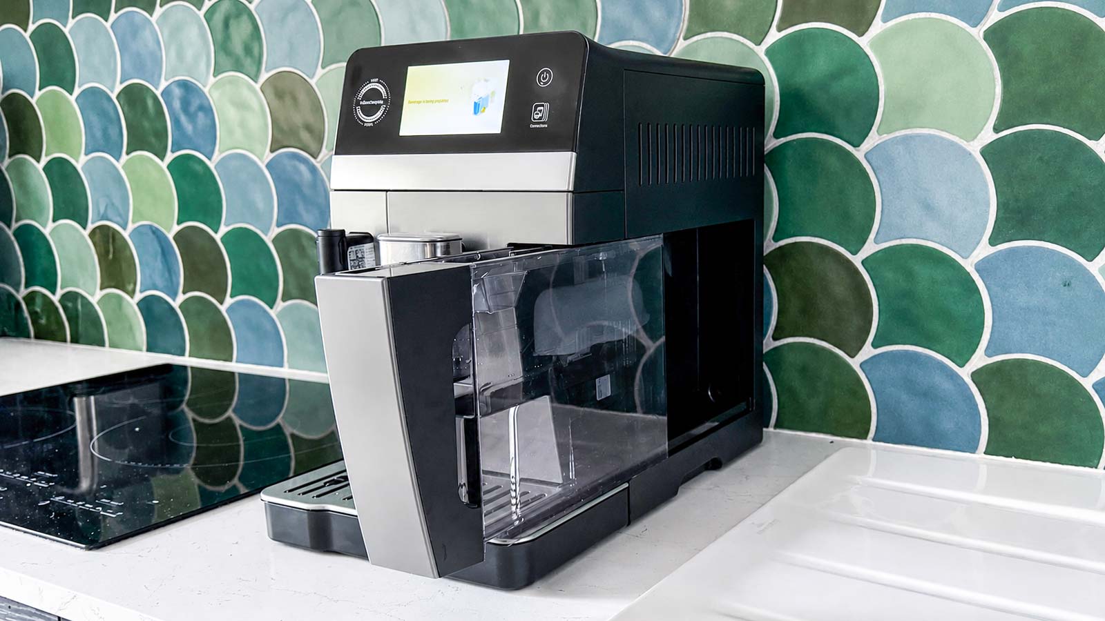 Réservoir d’eau extractible en façade de la DeLonghi Eletta Ultra