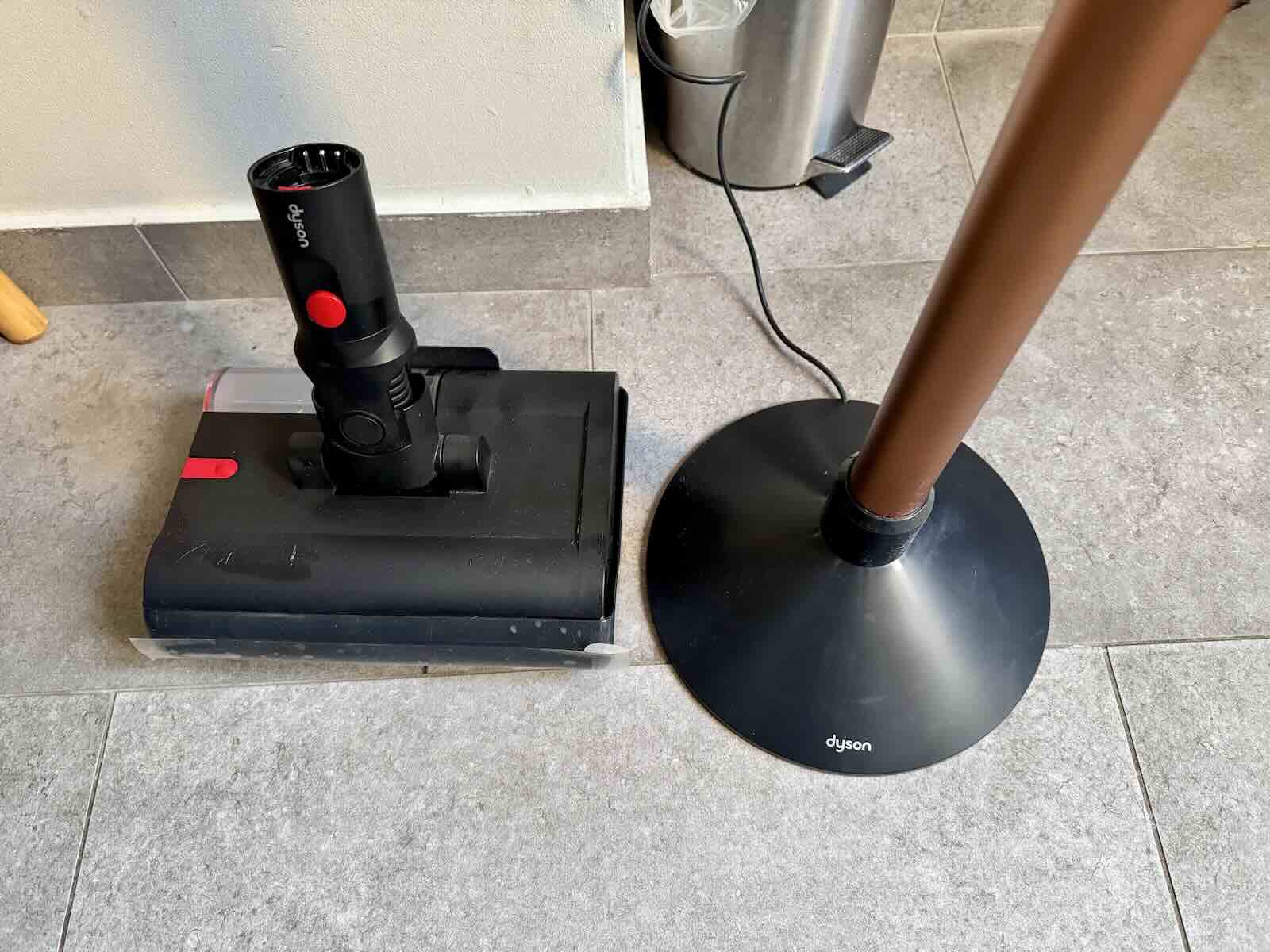 Le Dyson PencilWash avec sa base de charge © Labo Maison