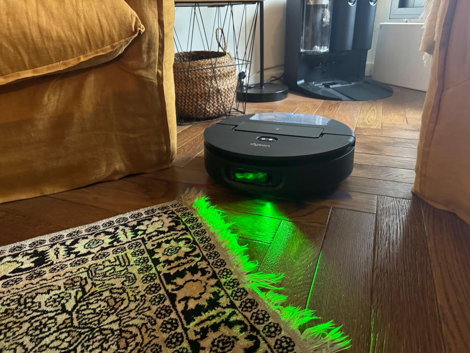 Le LED vert sur le Dyson Spot+Scrub AI © Labo Maison