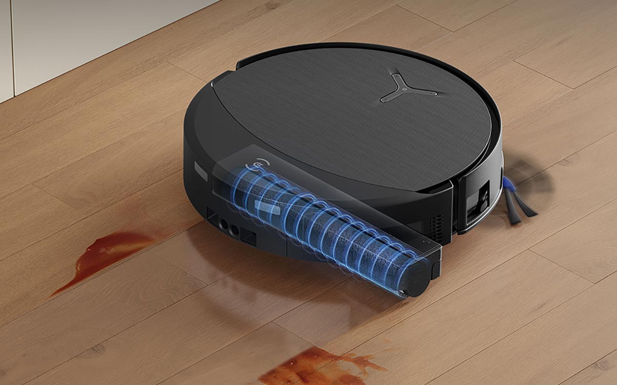 Vue du dessous du Ecovacs Deebot T90 Pro Omni montrant le système de lavage au rouleau OZMO Roller 3.0 qui nettoie le sol à l’eau propre en continu