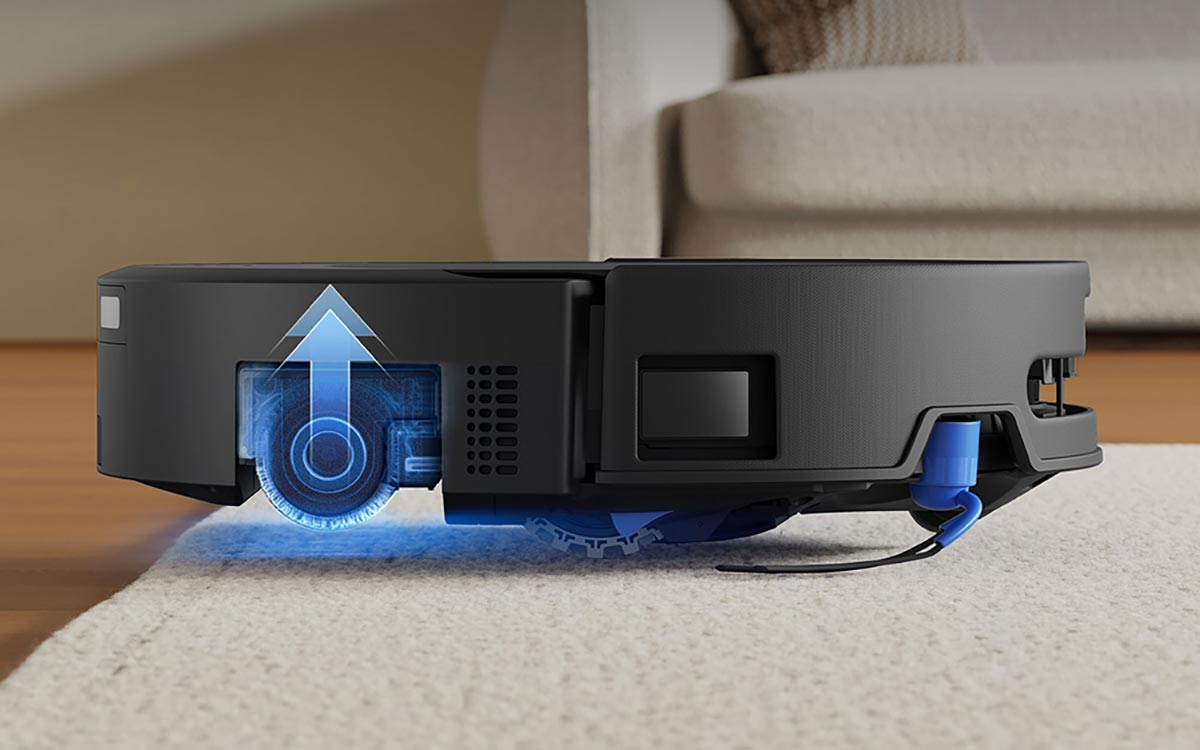 Le Ecovacs Deebot T90 Pro Omni ajuste sa position en montant légèrement sur un tapis pour mieux aspirer