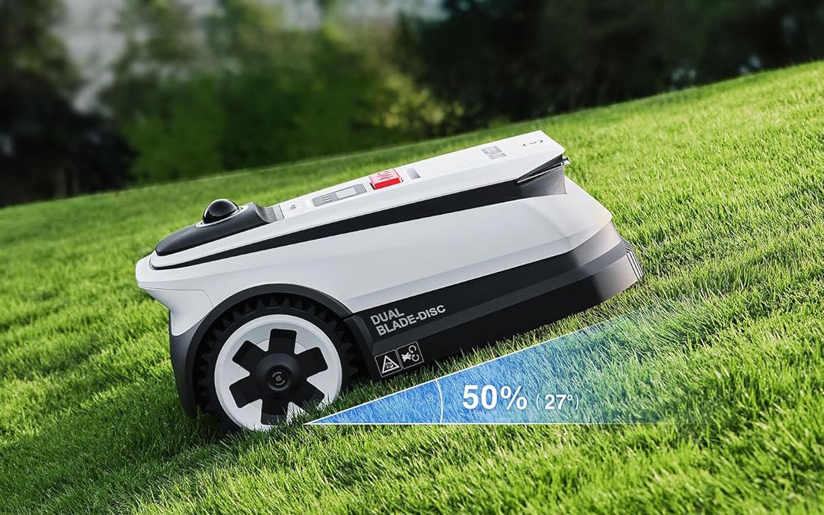 Robot tondeuse ECOVACS GOAT A1600 LiDAR PRO grimpant une pente raide de 50 pour cent.