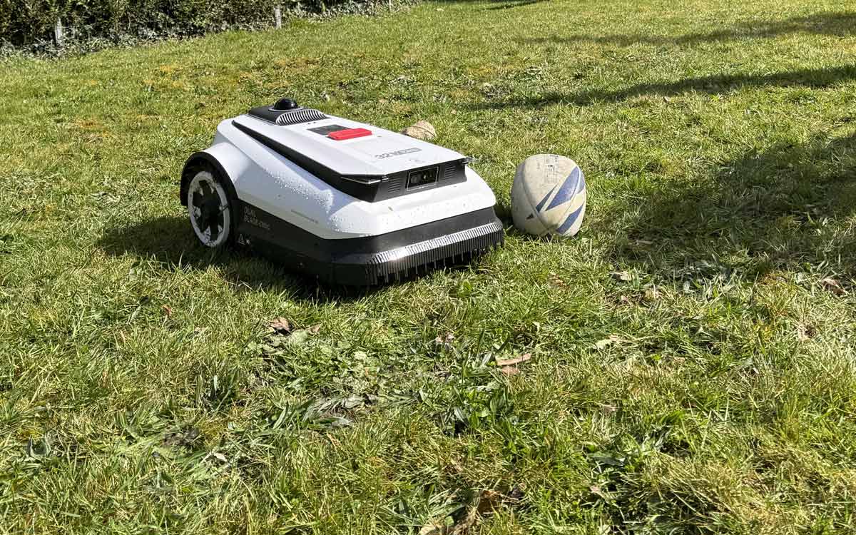 Robot tondeuse Ecovacs Goat A1600 LiDAR Pro évitant un obstacle ballon rugby
