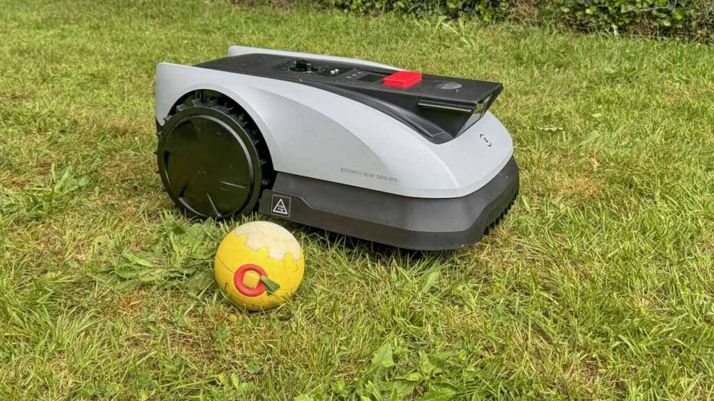 Test d’évitement d’un ballon par le robot tondeuse Ecovacs O600 RTK