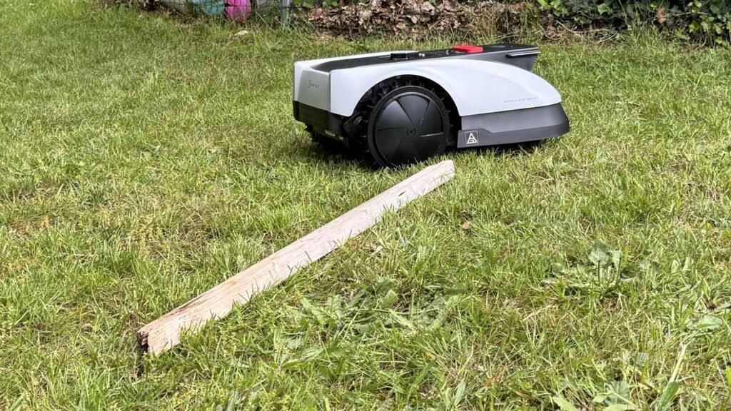 Détection d’un petit obstacle au ras du sol par le Ecovacs O600 RTK