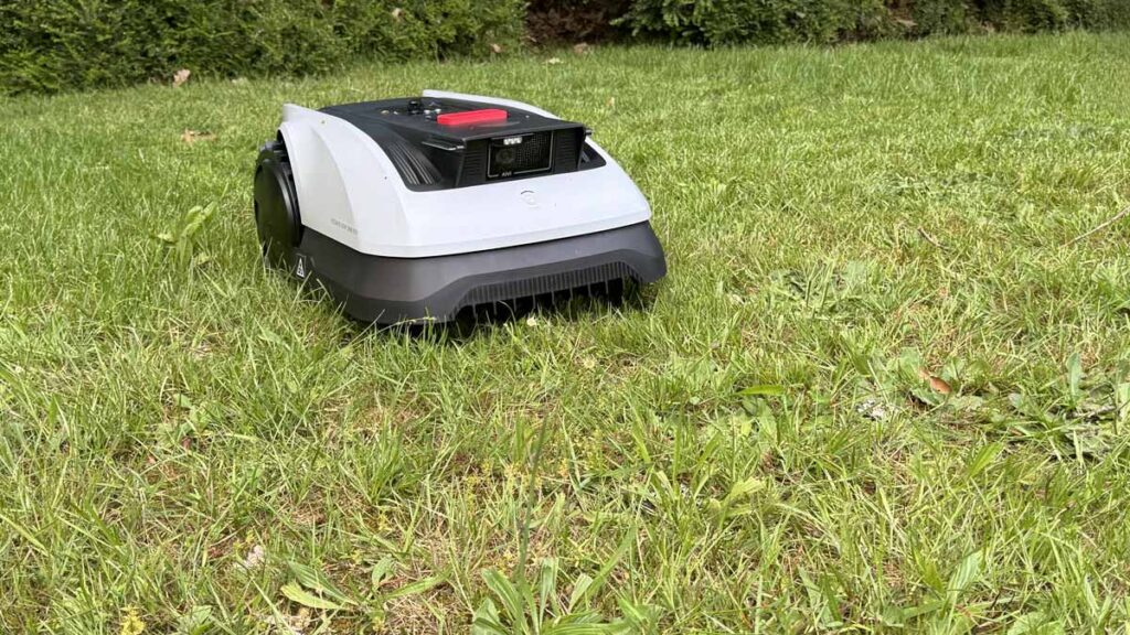 Navigation du robot tondeuse Ecovacs O600 RTK sur la pelouse
