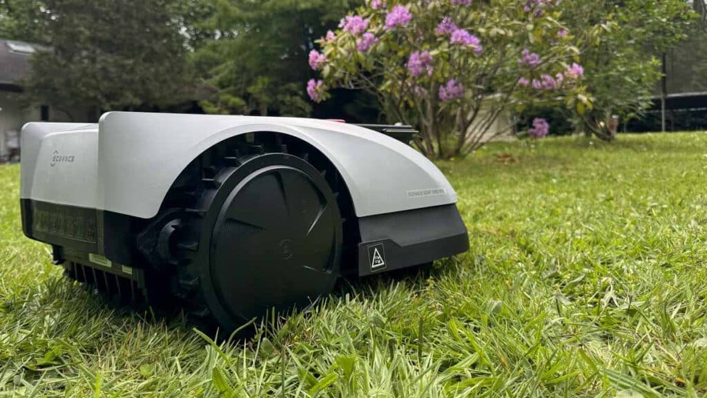 Roues arrière motrices du robot tondeuse Ecovacs O600 RTK