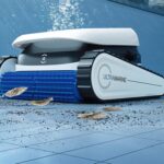Ecovacs UltraMarine P1 en nettoyage du fond de piscine avec navigation WavePath 2.0