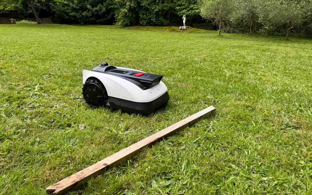 Le robot tondeuse Ecovacs Goat O1200 LiDAR Pro © Labo Maison