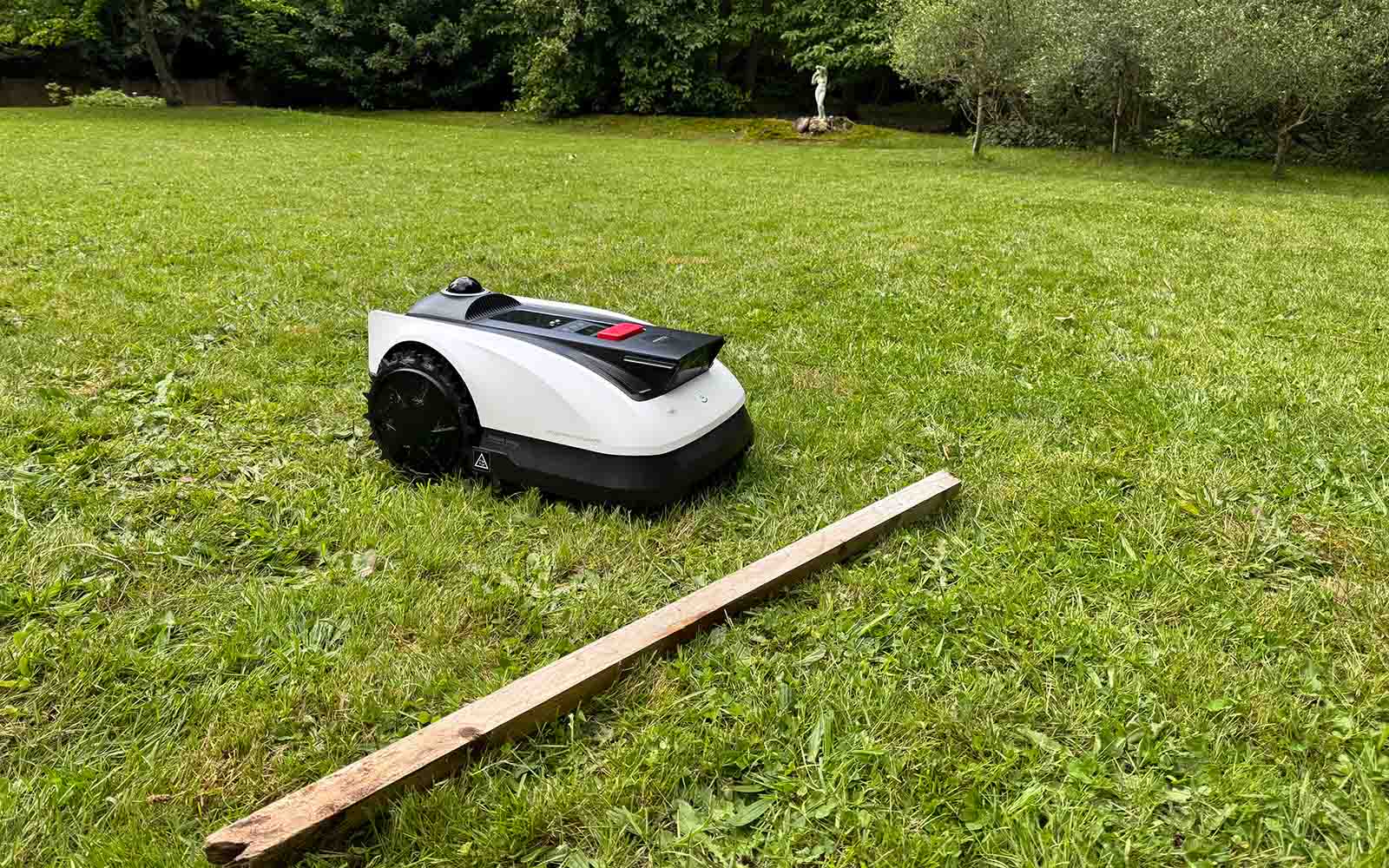 Le robot tondeuse Ecovacs Goat O1200 LiDAR Pro © Labo Maison