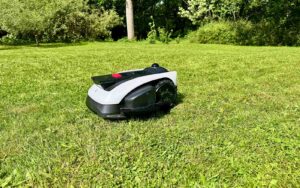 Le robot tondeuse Ecovacs Goat O1200 LiDAR Pro © Labo Maison