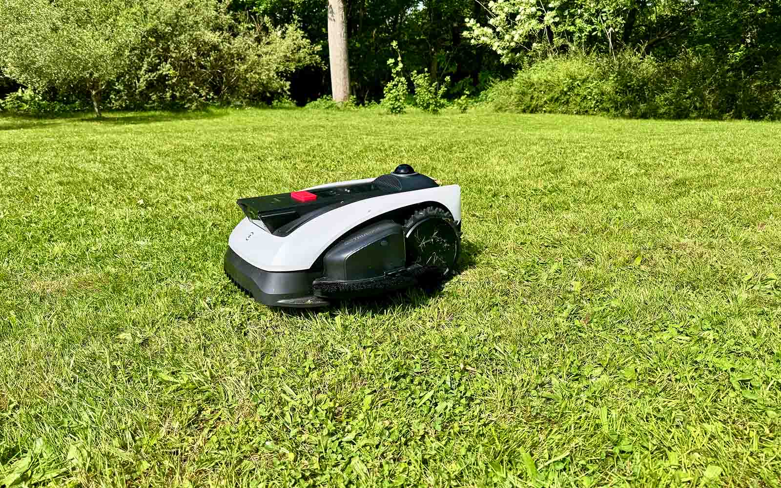 Le robot tondeuse Ecovacs Goat O1200 LiDAR Pro © Labo Maison