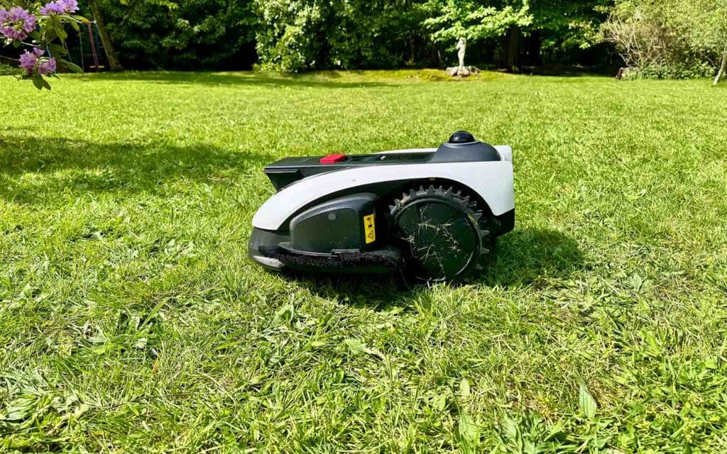 Le robot tondeuse Ecovacs Goat O1200 LiDAR Pro © Labo Maison