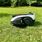 Le robot tondeuse Ecovacs Goat O1200 LiDAR Pro © Labo Maison