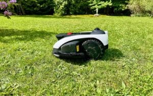 Le robot tondeuse Ecovacs Goat O1200 LiDAR Pro © Labo Maison