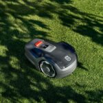 Robot tondeuse autonome Husqvarna Aspire R4 tondant une pelouse de jardin urbain.