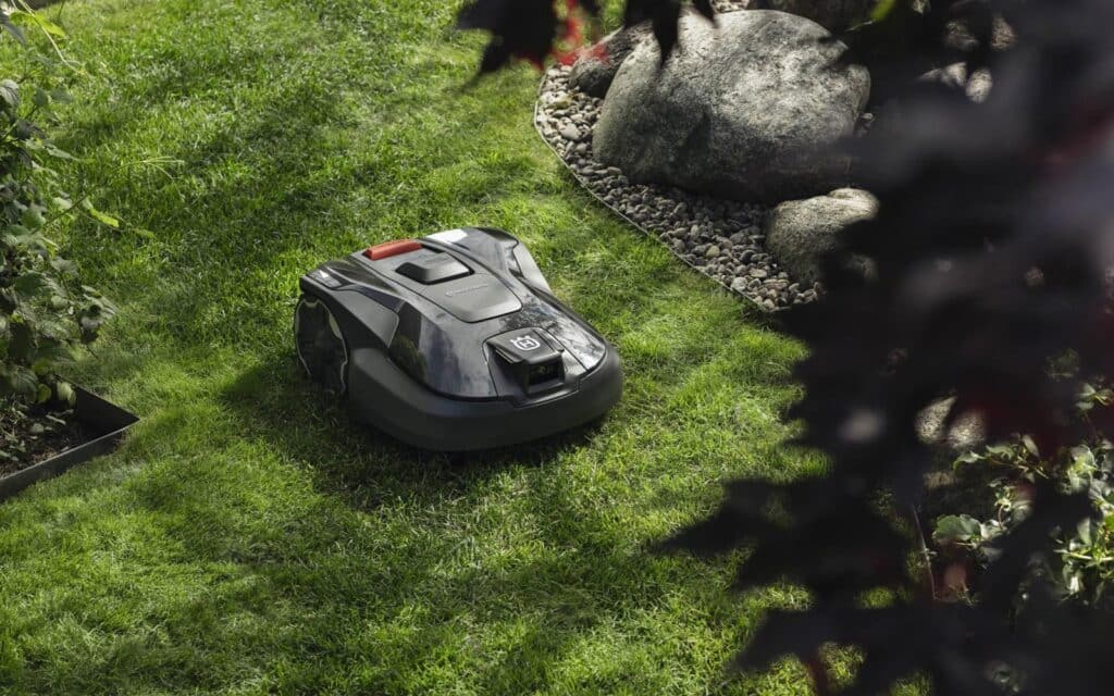 Vue d'ensemble du robot tondeuse Husqvarna Automower 312V sur une pelouse résidentielle de 1 200 m².