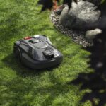 Vue d'ensemble du robot tondeuse Husqvarna Automower 312V sur une pelouse résidentielle de 1 200 m².