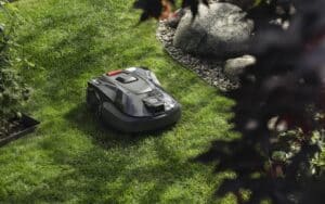 Vue d'ensemble du robot tondeuse Husqvarna Automower 312V sur une pelouse résidentielle de 1 200 m².