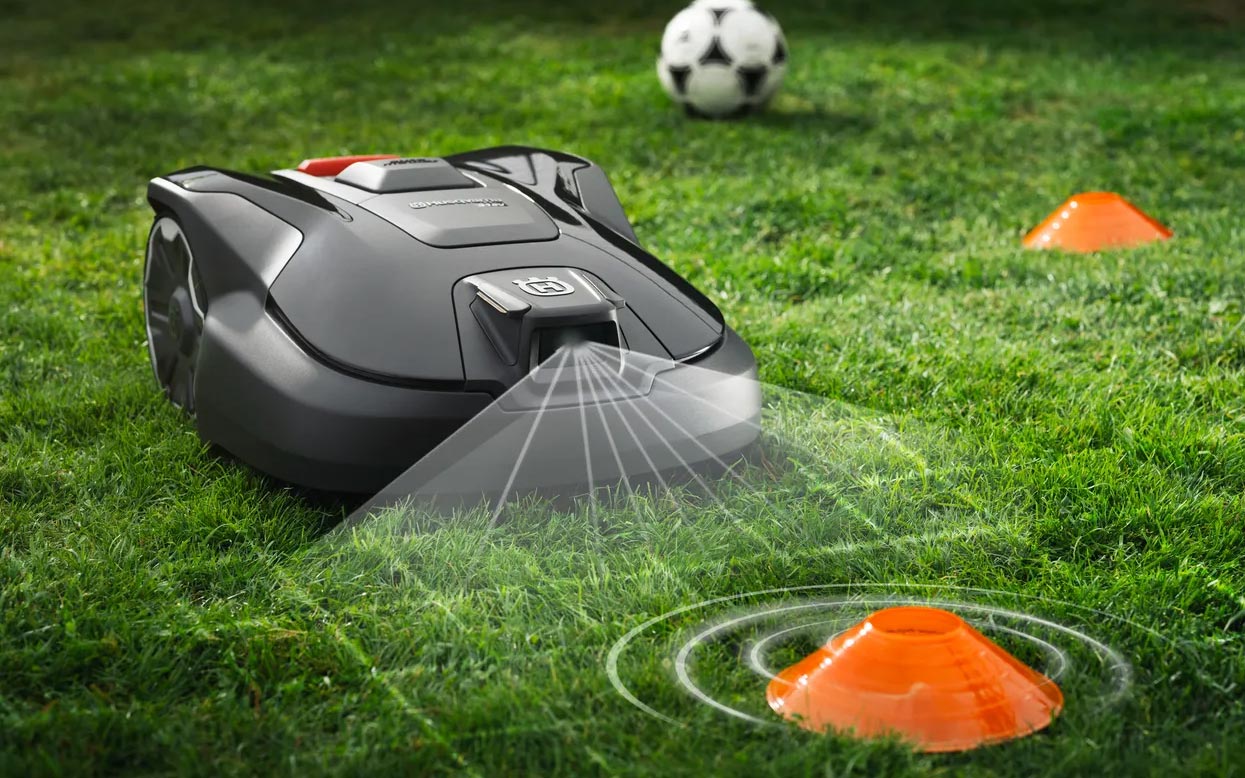 Interface de reconnaissance visuelle par intelligence artificielle du robot Husqvarna 312V en action.