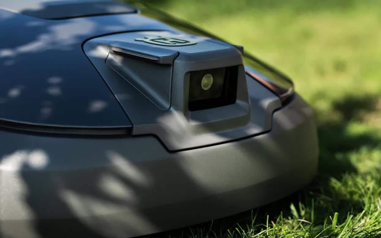 Gros plan sur l'objectif de la caméra intégrée du robot tondeuse Husqvarna Automower 312V.