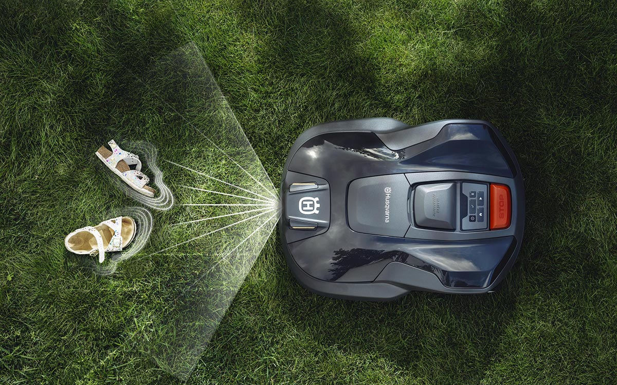 Robot Husqvarna 312V évitant un obstacle (jouet ou animal) grâce à sa détection d'objets en temps réel