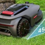 Robot tondeuse Mova LiDAX Ultra 1600 en action sur une pente jusqu’à 45%