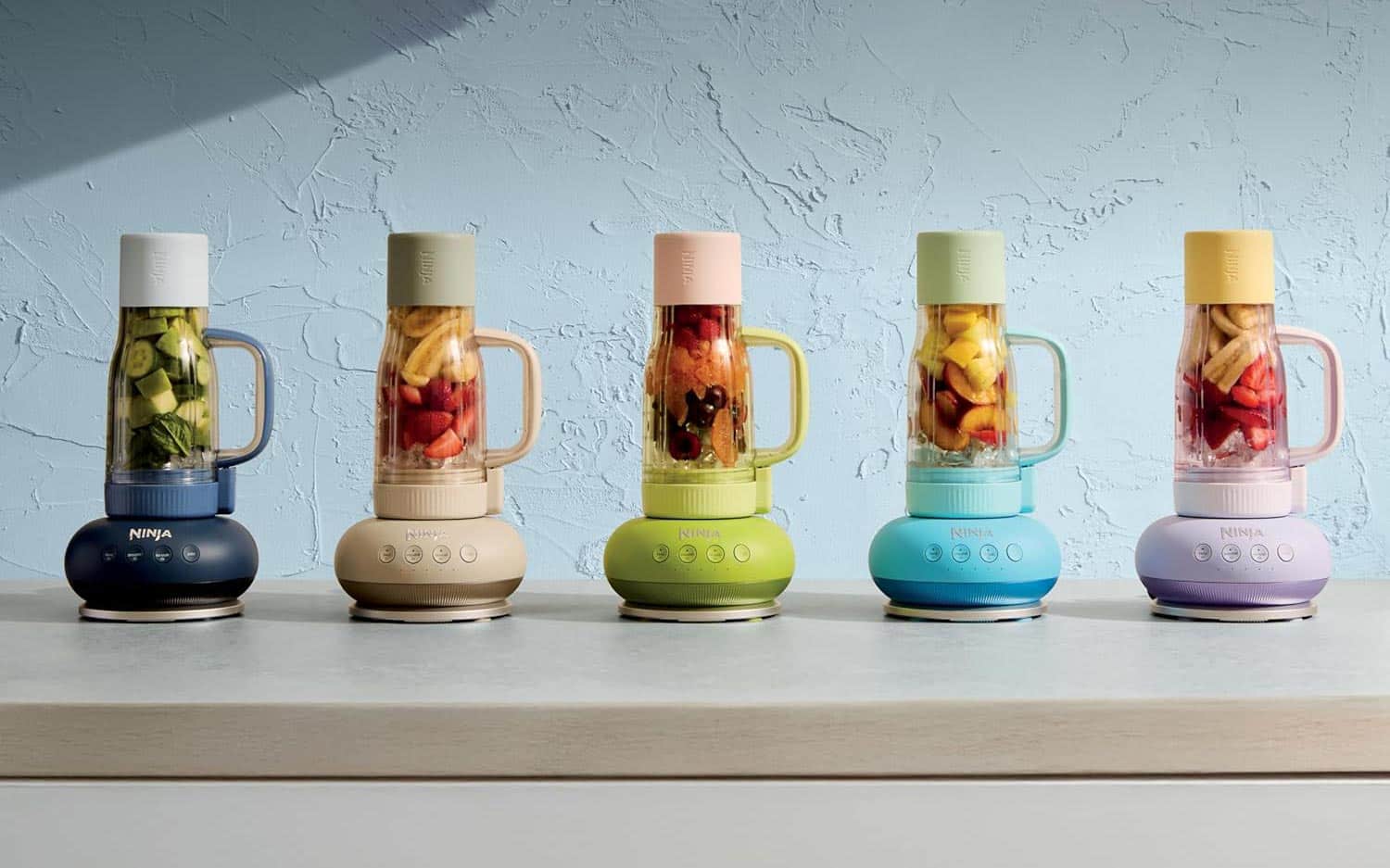 Gamme de blenders Ninja BlendBoss exposée en plusieurs couleurs : rose pastèque, bleu cyberspace, lavande, beige et jaune limonade.