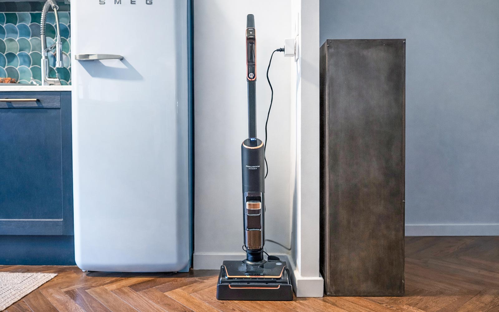 Rowenta X-Clean 7 en charge sur sa station avec séchage automatique des brosses