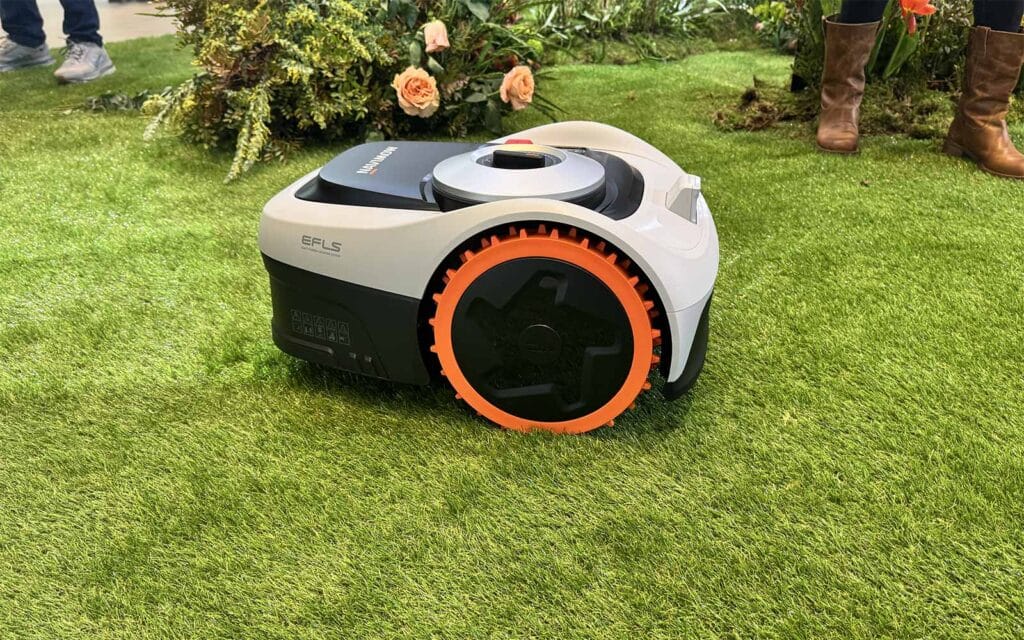 Robot tondeuse Segway Navimow i2 AWD en action sur un terrain