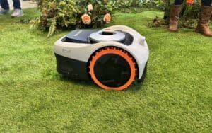 Robot tondeuse Segway Navimow i2 AWD en action sur un terrain