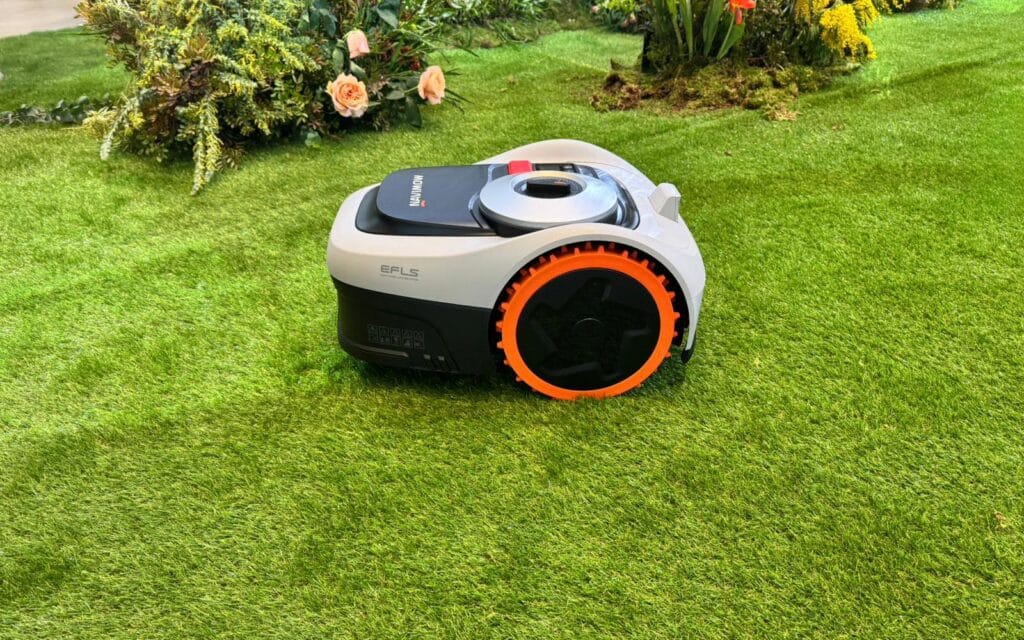 Robot tondeuse Segway Navimow i2 AWD en action sur un terrain