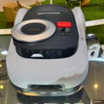 Robot tondeuse Segway Navimow i220 LiDAR vu du dessus montrant son carter compact noir et son écran de contrôle