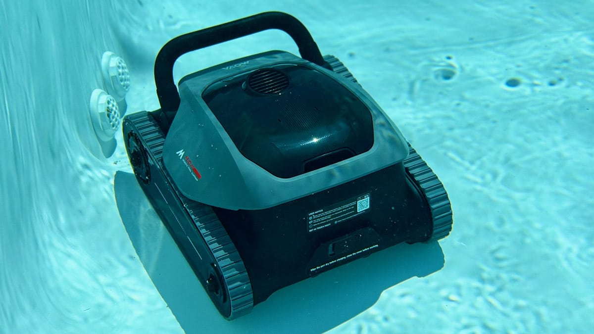 Mova Diver A10 face à une buse de refoulement dans la piscine