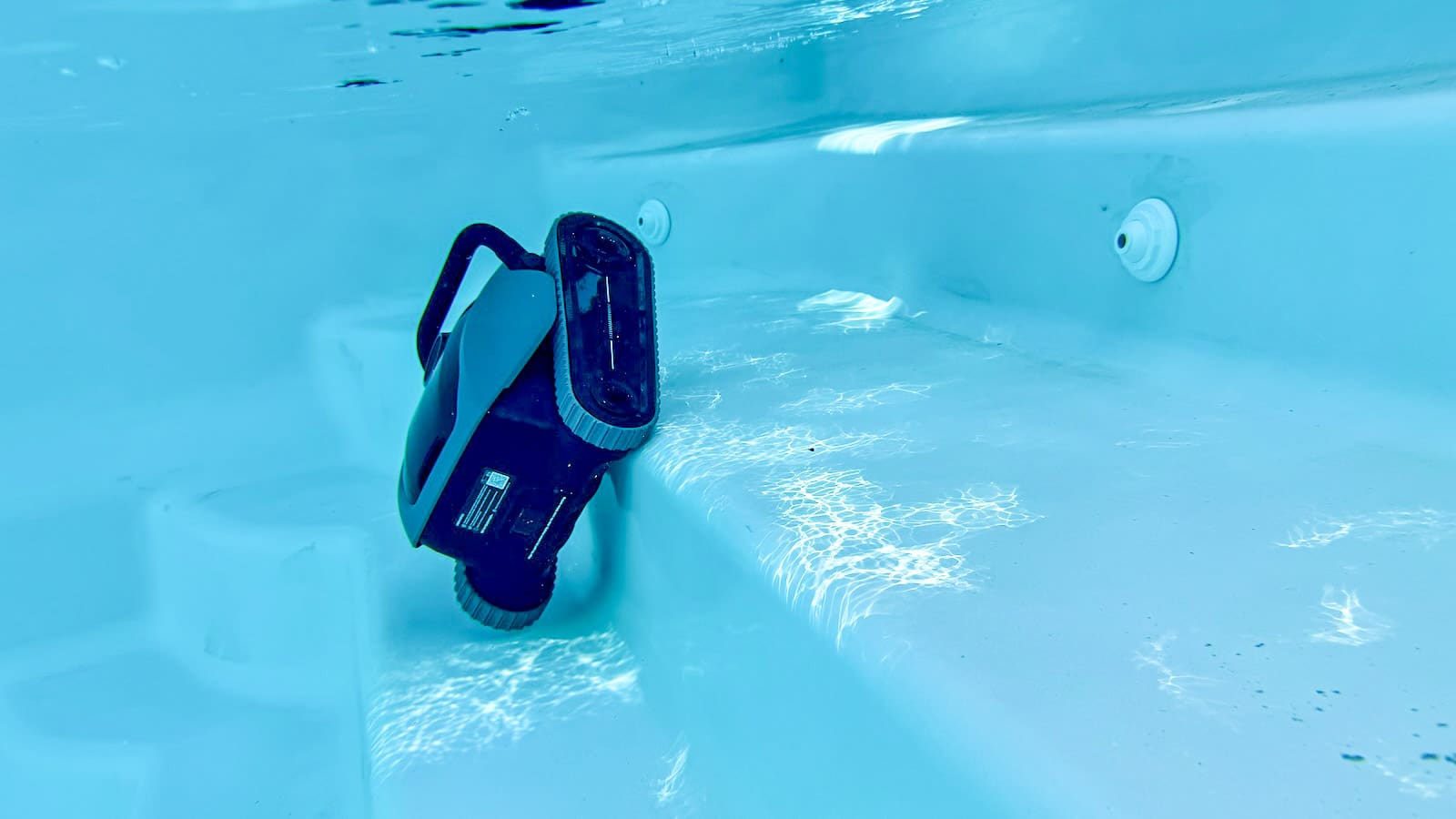 Mova Diver A10 en difficulté dans les escaliers de piscine