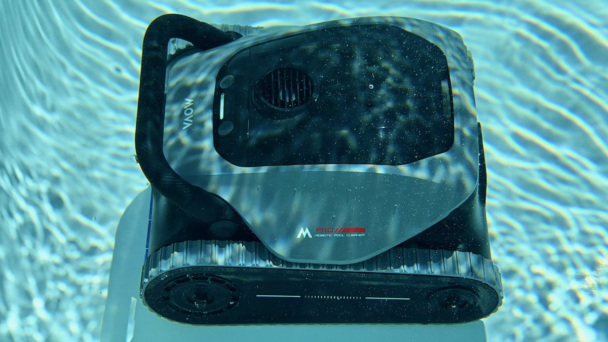Mova Diver A10 en train de nettoyer le fond d’une piscine
