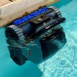 Mova Diver A10 en train de nettoyer la ligne d’eau