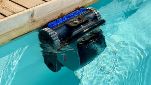 Mova Diver A10 en train de nettoyer la ligne d’eau