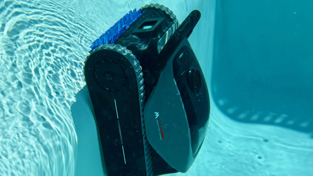 Mova Diver A10 passant sur un rebord intermédiaire de piscine