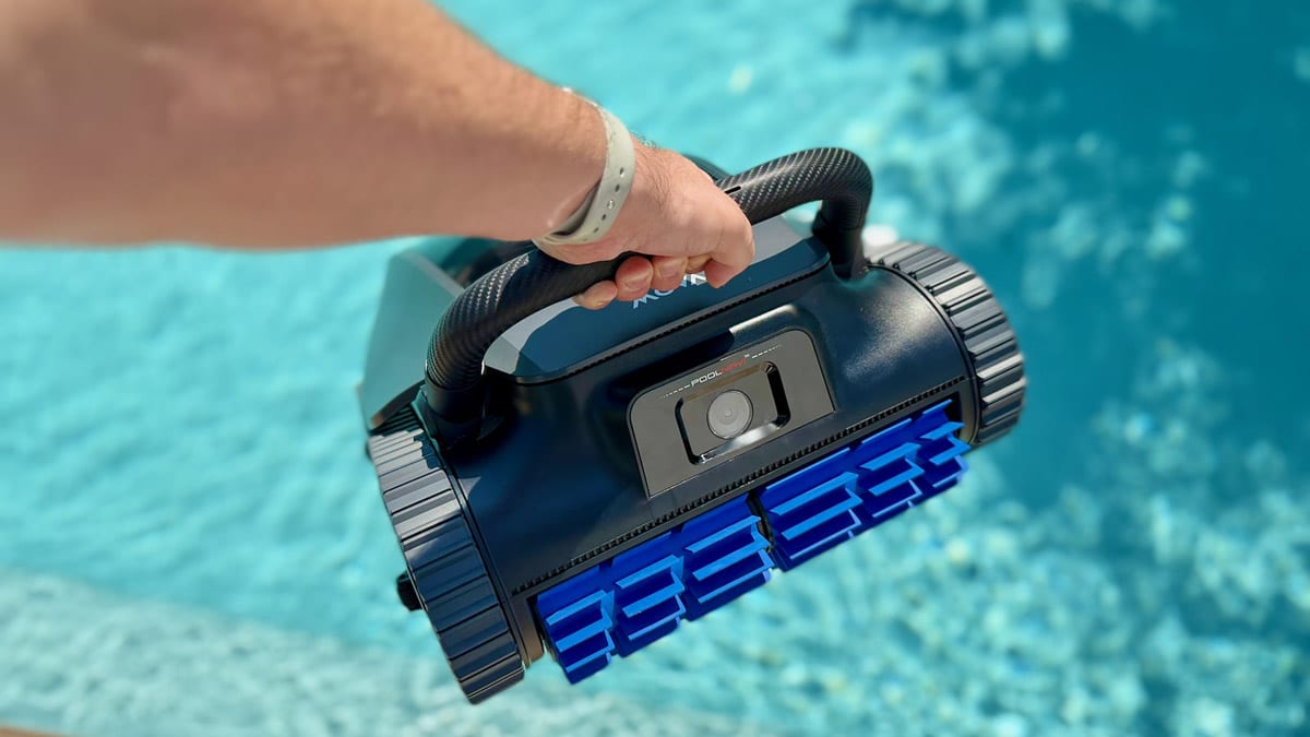 Mova Diver A10 sorti de la piscine par un utilisateur