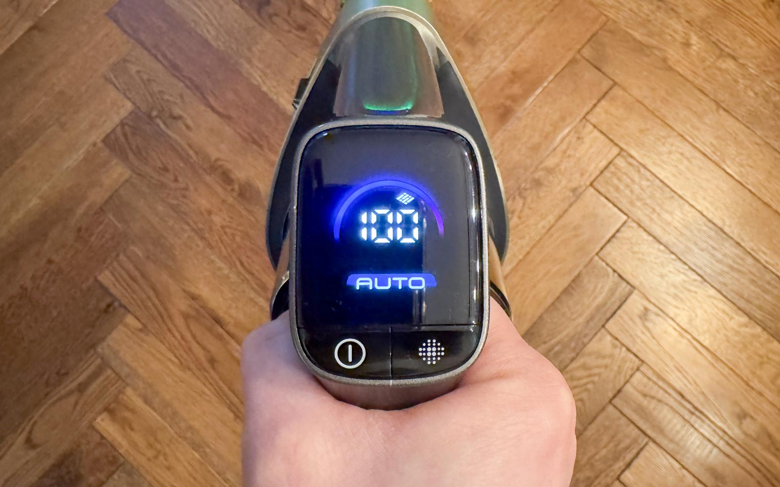 Gros plan sur l'écran LED de l'aspirateur balai Tineco Pure One A90S, affichant le pourcentage de batterie (par exemple 50%) et le mode d'aspiration "AUTO".