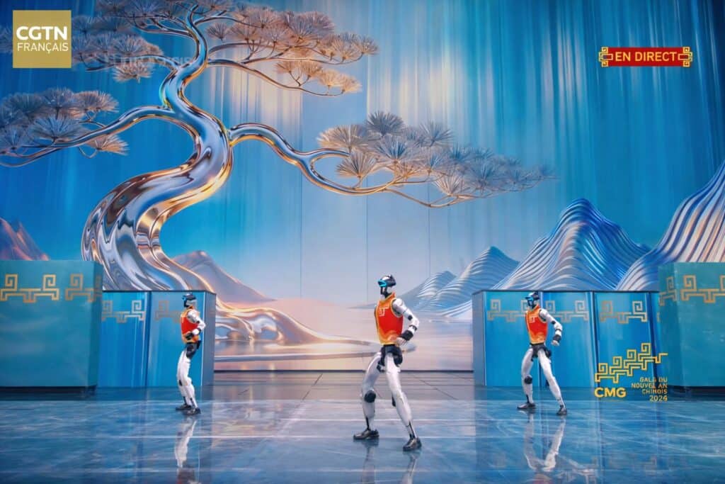 Performance de kung-fu par un groupe de robots humanoïdes Unitree G1 et H2 lors du Gala du Nouvel An chinois 2026.