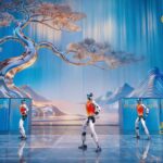 Performance de kung-fu par un groupe de robots humanoïdes Unitree G1 et H2 lors du Gala du Nouvel An chinois 2026.