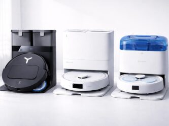 Aspirateurs robots intelligents dans un salon, promotion ventes flash Amazon.