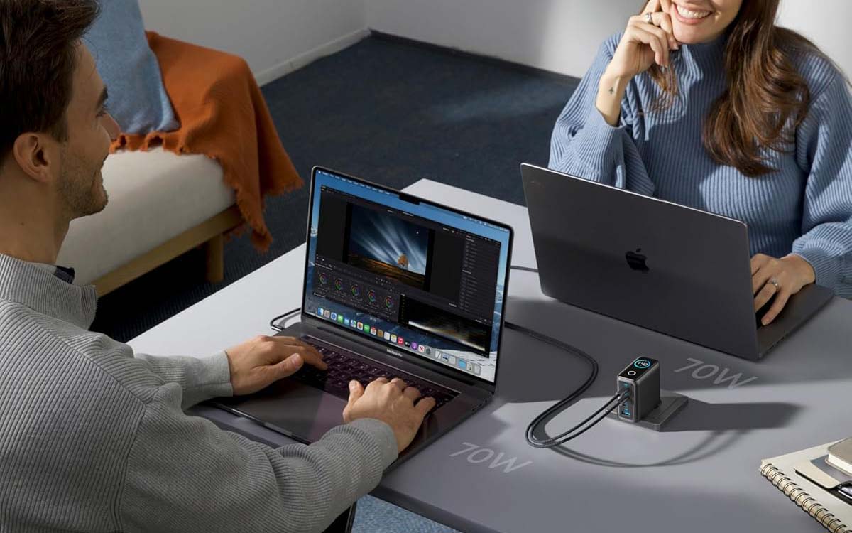 Chargeur Anker Zolo 140 W capable d’alimenter deux ordinateurs portables simultanément