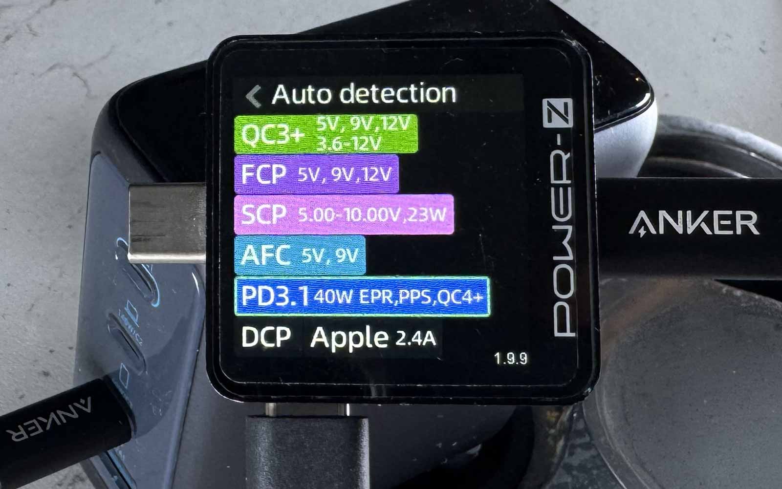 Outil de mesure testant la compatibilité du chargeur Anker Zolo 140 W avec la charge rapide