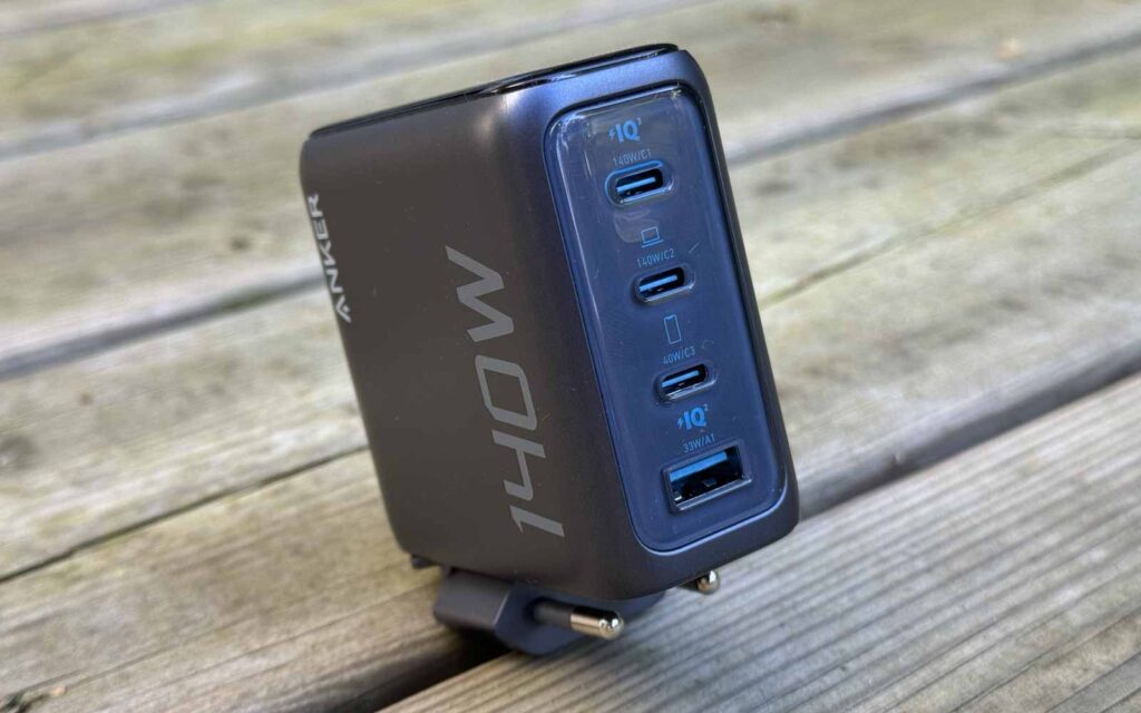Connectique du chargeur Anker Zolo 140 W avec trois ports USB‑C et un port USB‑A
