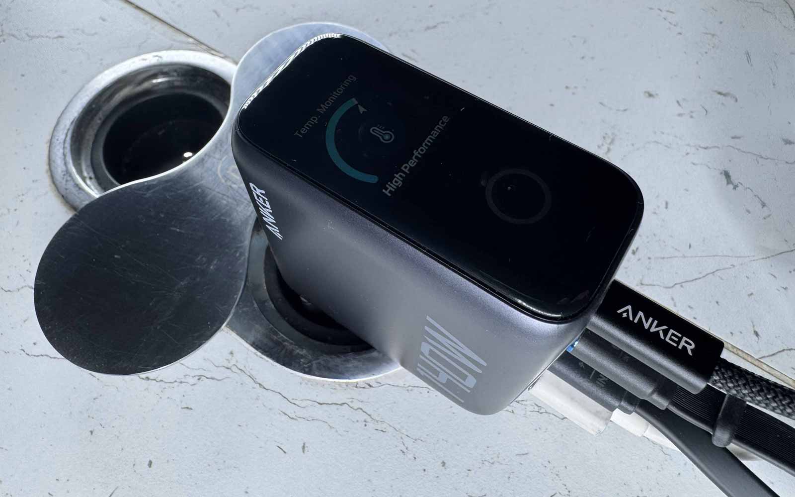 Écran du chargeur Anker Zolo 140 W affichant la puissance de charge et la température