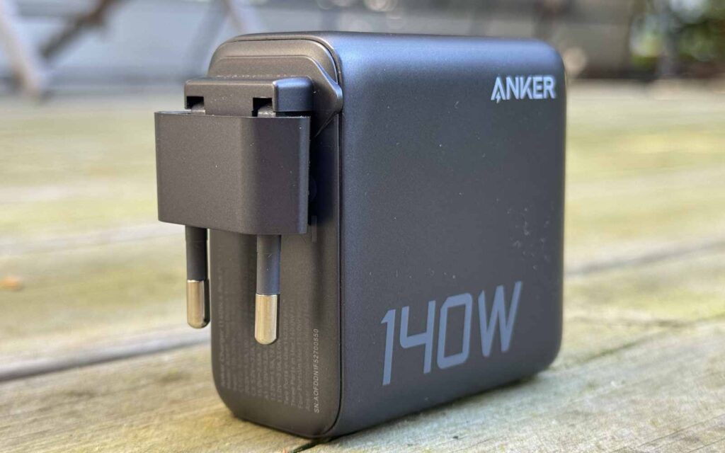 Fiche secteur rétractable du chargeur Anker Zolo 140 W repliée dans le bloc